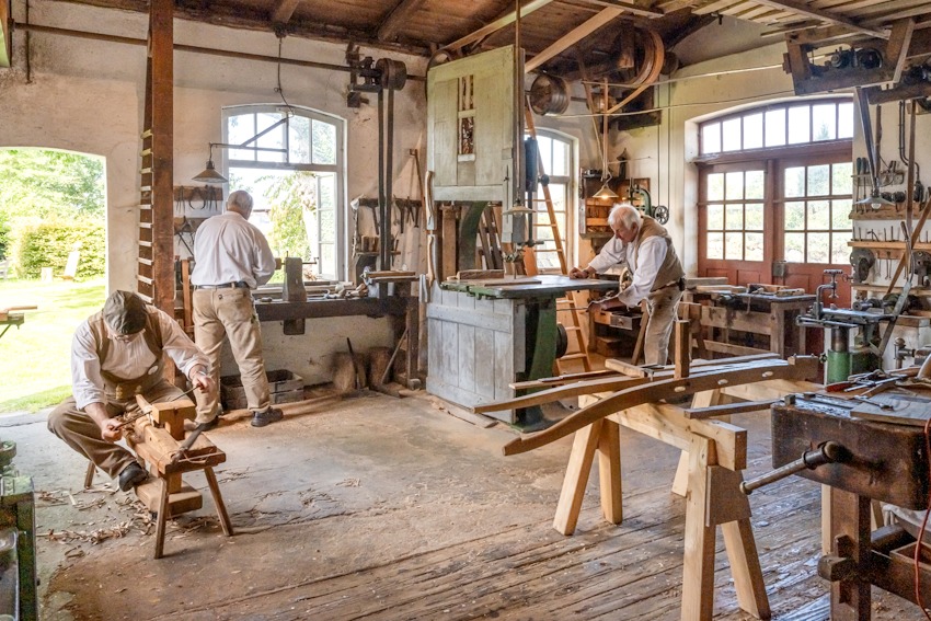 Foto: Freilichtmuseum am Kiekeberg. Museumsstellmacherei in Langenrehm. Am 1. Mai 2025 zeigen Ehrenamtliche das alte Handwerk an originalen Maschinen von 1930. 