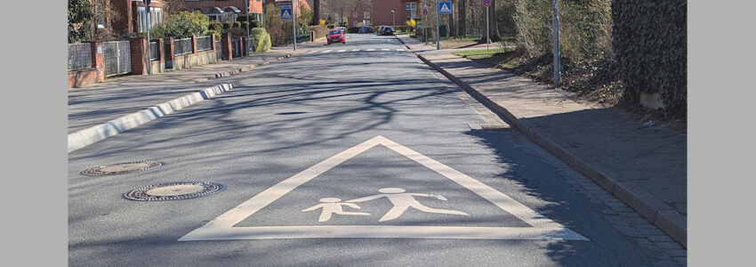 Foto: Hansestadt Lüneburg. Die Friedrich-Ludwig-Jahn-Straße im Lüneburger Stadtteil Rotes Feld eignet sich rund um die Grundschule besonders gut für das Pilotprojekt „Schulstraße“.