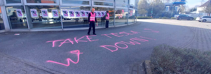 Protest des Widerstandskollektivs am 12.04.2025 beim Tesla-Store in Hamburg Wandsbek. Foto: Widerstandskollektiv.