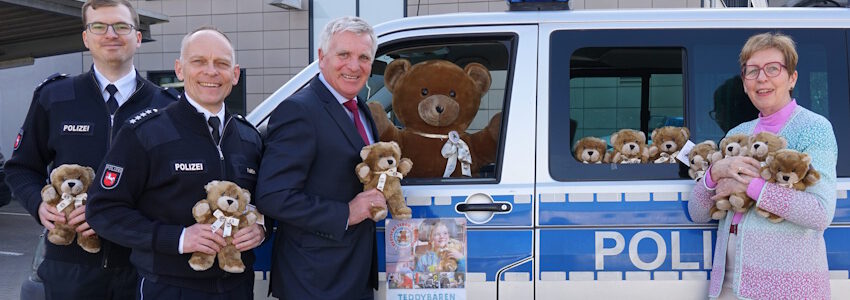Trost-Teddys für die Streifenwagen der Polizeidirektion Lüneburg. Foto: PD Lüneburg.