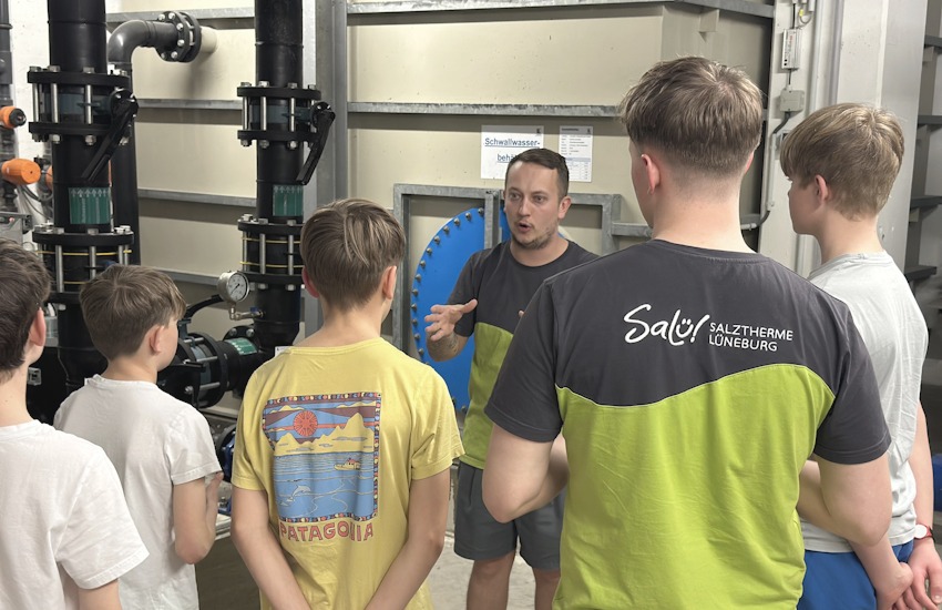 Foto: Gesundheitsholding Lüneburg. SaLü: Daniel Döhling, Fachangestellter für Bäderbetriebe, erklärt den Schülerinnen und Schülern im SaLü den Wasserkreislauf in einer modernen Schwimmbecken-Wasseraufbereitungsanlage.