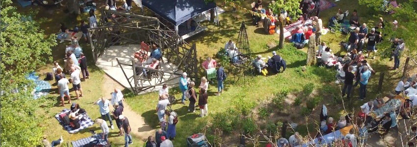 Foto: Dorfgemeinschaft Böhmsholz. Picknick in Böhmsholz - mit fast 2000 Gästen am 9. Mai 2024. Die Dorfgemeinschaft freut sich schon auf Himmelfahrt 2025!