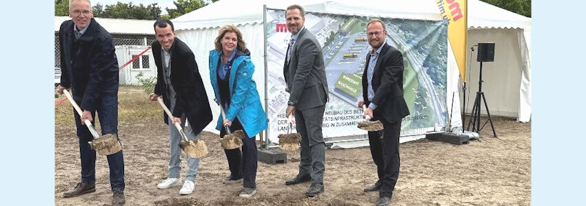 Foto: MOIN Mobilitätsinfrastruktur und -betriebs GmbH. Beim Spatenstich am 27. Mai 2025 für den MOIN-Betriebshof in der Gebrüder-Heyn-Straße. Von links: Landrat Jens Böther, Nikolas Wenzel (Geschäftsführer der MOIN), Lüneburgs OB Claudia Kalisch, Werkstatt- und Betriebshofleiter Alex Meier, Nils Richert (Leiter Vertrieb und Projekte Ladeinfrastruktur DACH von Daimler Buses).