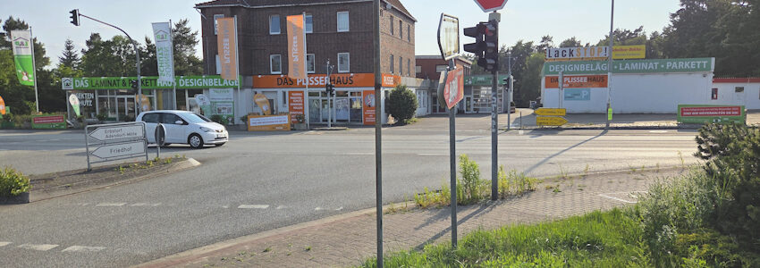 Foto: Lüne-Blog. Adendorf, Einmündung Dorfstraße / Artlenburger Landstraße.
