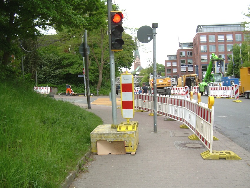 Foto: Erwin Habisch. Dahlenburger Landstraße, Mai 2025. Ähm, ja. Irgendwie können sich zu Fuß Gehende hier schon durchschlängeln … Und was ist mit Kinderwagen oder Rollstuhl?