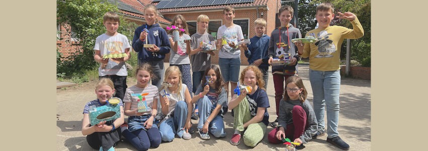 Foto: Hansestadt Lüneburg. Schüler:innen und Schüler der Grundschule Am Sandberg in Ochtmissen mit ihren Werkergebnissen von der „Solar-Baustelle“.