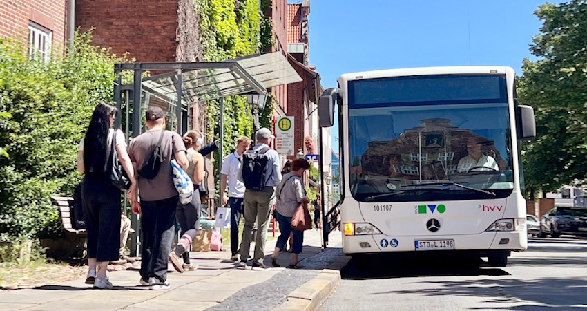 Foto: Hansestadt Lüneburg. KVG-Bus an der Haltestelle am Ochsenmarkt.