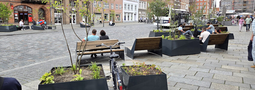 Foto: Lüne-Blog. Am Sande, Lüneburg: Grüne Oasen. Der zentrale Platz bietet ein friedliches Bild.