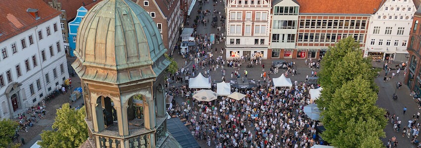 Foto: Hansestadt Lüneburg. Stadtfest 2025 - Blick über das Rathaus auf den Marktplatz (Luftbild).