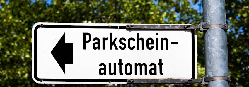 Wegweiser Parkschein-Automat. Foto: Kai, Pixabay.