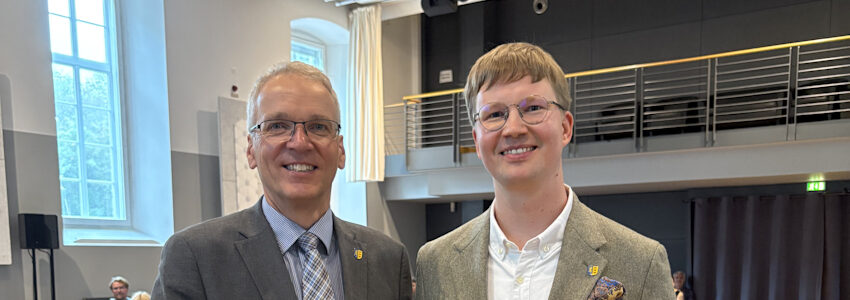 Foto: Landkreis Lüneburg. Landrat Jens Böther (links) gratuliert dem neu gewählten stellvertretenden Landrat Moritz Meister nach dessen Wahl beim Kreistag am 18. September 2025.