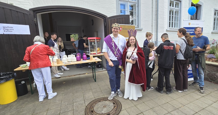 Foto: Lüne-Blog. Auch dabei: Das aktuelle Heide-Königspaar - Eric Böttcher, der schwule Heidekönig, und Amelinghausens 75. Heidekönigin, Emma Kremer.