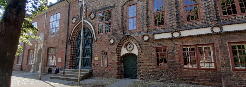 Foto: Lüne-BLog. Rathauseingänge J, K und L an der Nordseite. Der Huldigungssaal ist über Eingang K zugänglich.