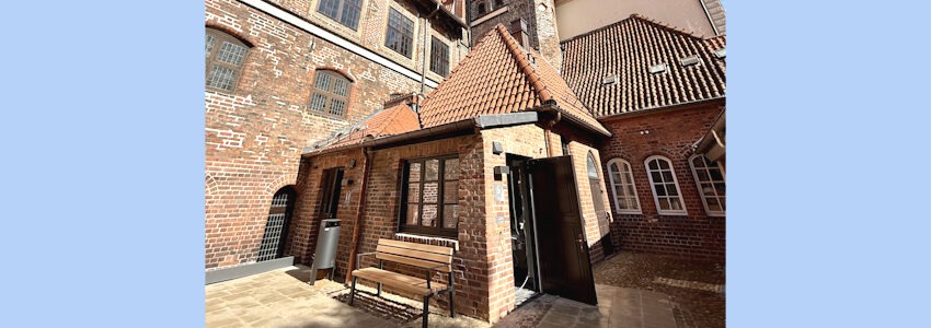 Foto: Hansestadt Lüneburg. Der Eingang zu den neuen WCs: Rechts ist das barrierefreie WC zu erreichen, links geht es in das Gebäude zu den Damen- und Herren-Toiletten.