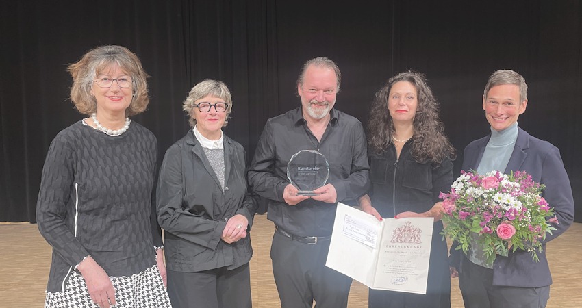 Foto: Hansestadt Lüneburg. Von links: Hannelore Krome von der Ubuntu-Stiftung, Bürgermeisterin Hiltrud Lotze, die Preisträger Birgit Becker und Raimund Becker-Wurzwallner und Laudatorin Carolin George bei der Verleihung des Kunstpreises für Musik und Theater am 29. Oktober 2025 in der Musikschule Lüneburg.