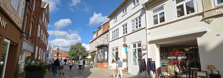 Foto: Lüne-Blog. Das Pluto in der Grapengießerstraße in Lüneburg, erkennbar an dem türkisgrünen Schild am Eingang.