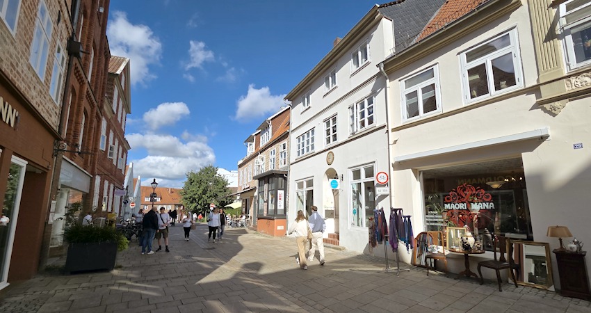 Das Pluto in der Grapengießerstraße in Lüneburg, erkennbar an dem türkisgrünen Schild am Eingang. Foto: Lüne-Blog.