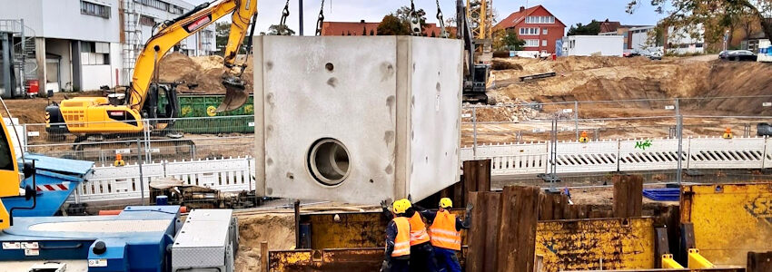 Foto: Hansestadt Lüneburg. Ein Regenwasser-Schacht wird in der Baustelle Dahlenburger Landstraße ins Erdreich gebracht.
