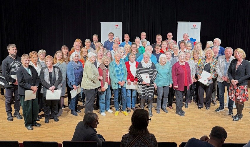 Foto: Hansestadt Lüneburg. Stellvertretend für alle Engagierten in der Stadt ehre die Hansestadt am 5. November 2025 60 Ehrenamtliche in der Musikschule. Lüneburgs Oberbürgermeisterin Claudia Kalisch überreichte die Auszeichnungen gemeinsam mit den ehrenamtlichen Bürgermeisterinnen Christel John und Hiltrud Lotze.