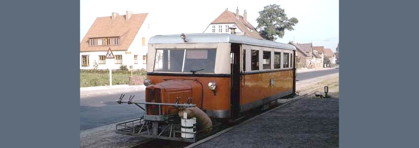 Foto: Slg. Siedler. Der Wismarer Schienenomnibus T42 hat den Bahnhof Asendorf erreicht.