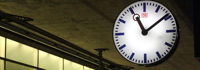 Foto: tillbrmnn, Pixabay. Bahnhofsuhr.