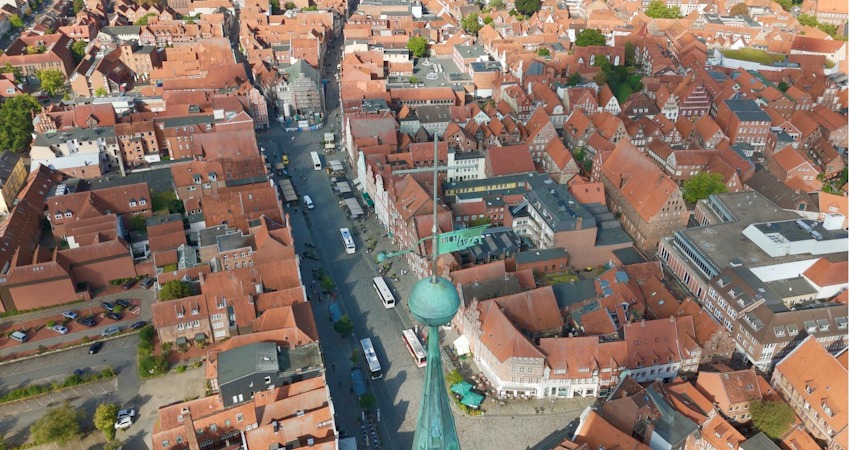 Foto: Hansestadt Lüneburg. Platz Am Sande, Luftbild mit Blick aus Richtung Johanniskirche.