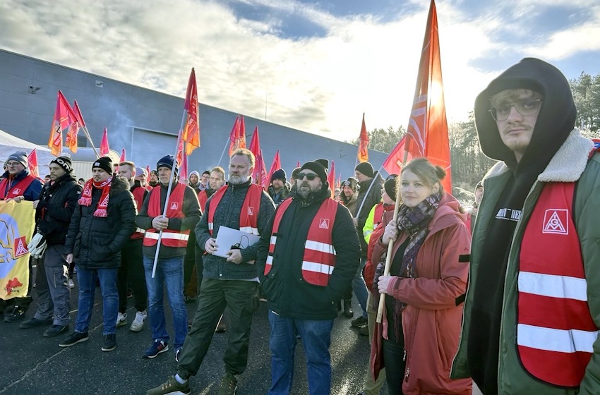 Streikende Mitarbeitende am Werkstor vor Jungheinrich in Lüneburg, 21.11.2025. Mit Marianne Esders, Die Linke (zweite von rechts).