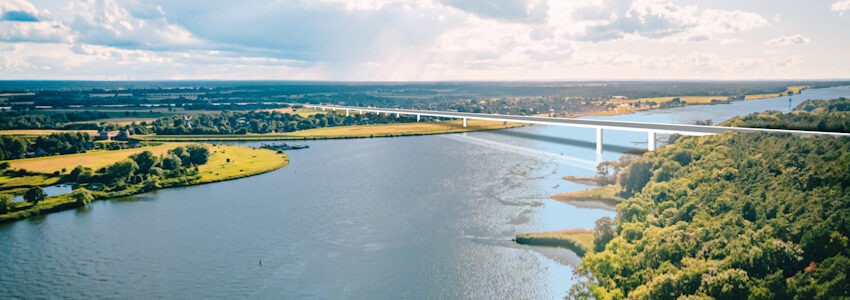 Bild (Fotomontage): Grüne Lauenburg. Elbbrücke Hohnstorf-Lauenburg, möglicher Trassenverlauf.