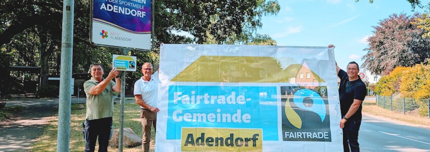 Foto: Gemeinde Adendorf, Maja Müller. Neue Schilder an den Ortseingängen in Adendorf. Von links: Stefan Switalla (Bauhofvorarbeiter), Thomas Maack (Bürgermeister), Tim Conrad (Fachbereichsleiter Personal und Interner Service).