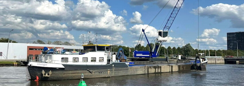 Foto: Heuvelmann Ibis. Das 54 Meter lange Spezialschiff „Ijsvogel“ wird voraussichtlich etwa zwei Wochen lang an den Anlegern der Elbfähre arbeiten.