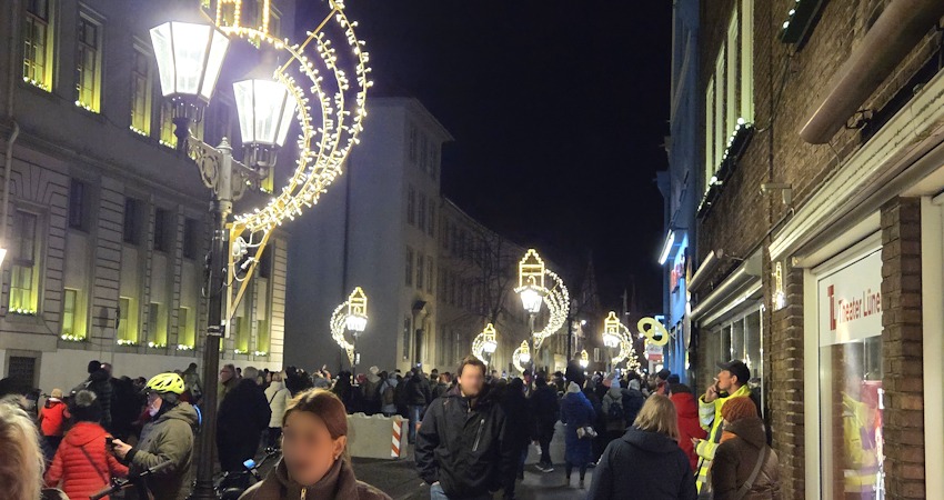Foto: Lüne-Blog. Die Drohnenschau der Deutschen Umwelthilfe am 16.12.2025 lockte Scharen von Menschen in die Innenstadt. Alt und Jung, alle wollten die Alternative zum Feuerwerk sehen.