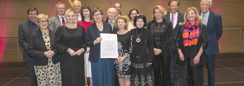 Foto: Jan-Rasmus Lippels, Frische Fotografie. Die Preisträgerinnen der Kulturgemeinschaft Borussia freuen sich gemeinsam mit Oberbürgermeisterin Claudia Kalisch sowie den Mitgliedern des Kuratoriums des Hosenfeld-Szpilmann-Preises, des Rotary Clubs und der Museumsstiftung.