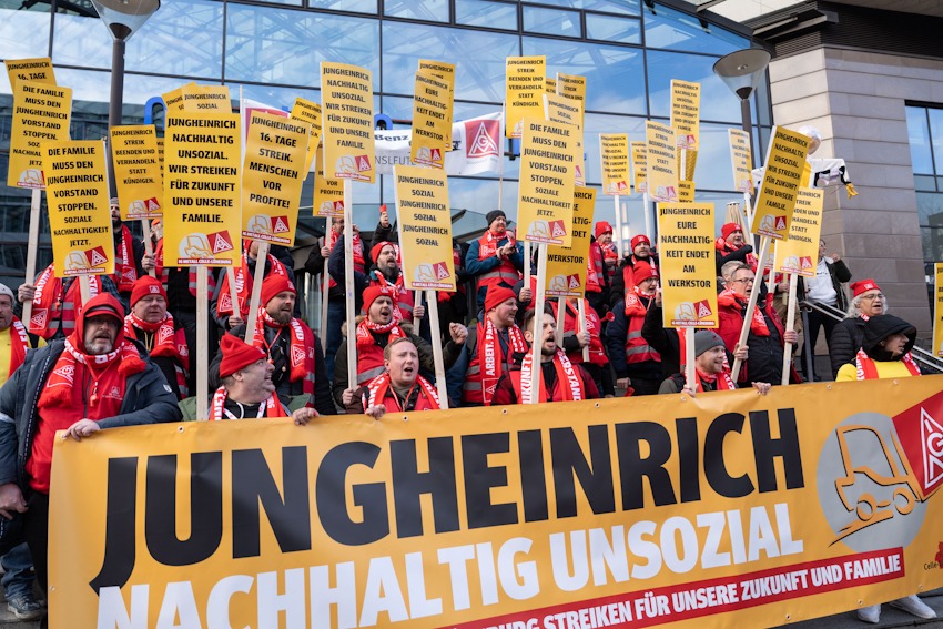 Foto: Stephen Petrat. Demonstration der IG Metall IG Metall bei der Verleihung des Nachhaltigkeitspreises am 5. Dezember 2025 vor dem Veranstaltungsort in Düsseldorf.