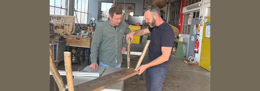 Foto: Pascal Mennen. Der Lüneburger Landtagsabgeordnete Pascal Mennen (Grüne) - hier mit Vorstand Philip Hansen - besuchte im April 2025 die WerkStadt Lüneburg.