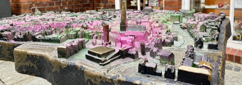 Das Stadtmodell vor dem Touristbüro mit roter und grüner Farbe. Foto: Hansestadt Lüneburg.