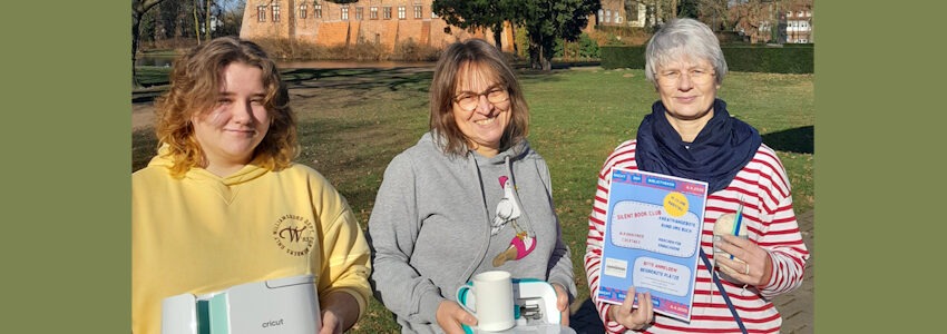 Das Team der Stadtbücherei Winsen - von links Jasper Possel, Birte Winterfeld und Martina Bruer, freuen sich auf viele Teilnehmende. Foto: Stadt Winsen.