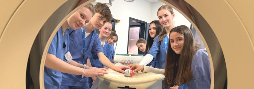 Foto: Gesundheitsholding Lüneburg. Julie Löbel, links, Medizinische Technologin für Radiologie, nahm die Schülerinnen und Schüler am Klinikum mit zum „Ü-Eier-Röntgen“.