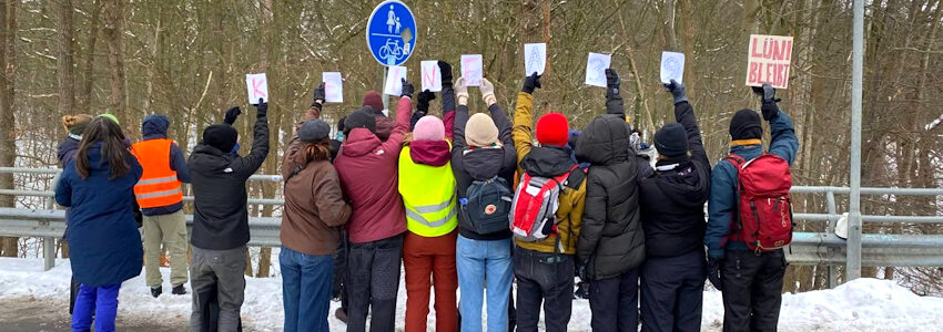 Foto: Gruppe Flederhörnchen. Unterstützer:innen am Ort zeigen ihre Solidarität: Keine A39 - Lüni bleibt!