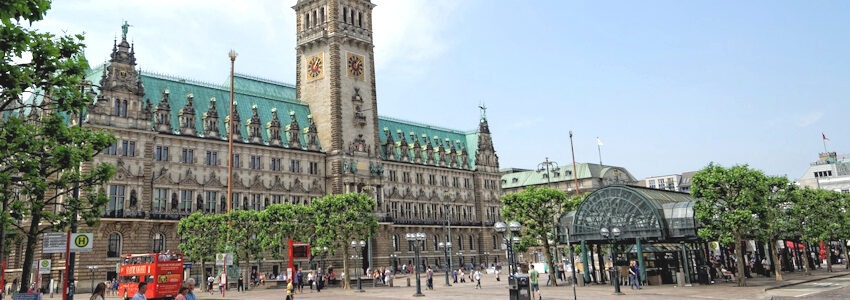 Foto: Loyloy Thal, Pixabay. Rathausplatz und Rathaus Hamburg.