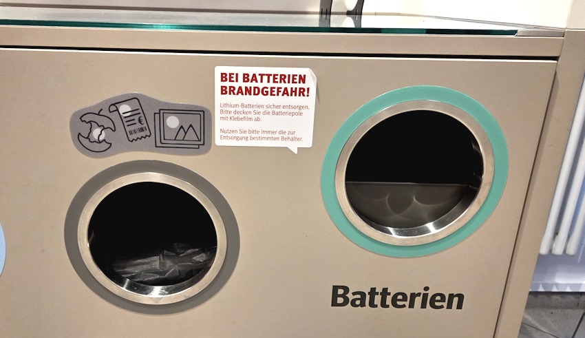 Foto: Lüne-Blog. Recycling-Station im Drogeriemarkt. Auch hier wird vor der Brandgefahr gewarnt. Batterien sollen immer in die dafür bestimmten Behälter geworfen werden. Nach Möglichkeit sollen die Batteriepole mit Klebefilm abgedeckt werden.