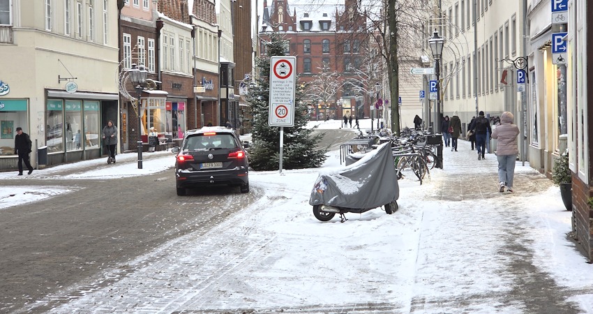 Foto: Lüne-Blog. Bardowicker Straße am 8. Januar 2026, gegen 10 Uhr. Fast überall liegt noch Schnee. Der Räum- und Streupflicht kommen die Anlieger mit unterschiedlichem Ehrgeiz nach ...
