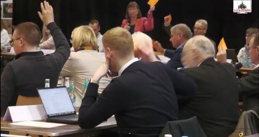 Foto: Lüne-Stream. Video von einer Sitzung des Kreistags Lüneburg - Abstimmung. Screenshot.
