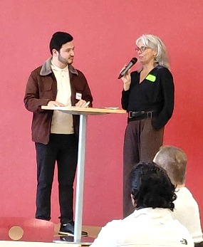 Foto: Landkreis Harburg. Nadeem und Petra Elvers von der Abteilung Jugend und Familie schildern bei der Veranstaltung in Winsen Erfahrungen der vergangenen zehn Jahre.