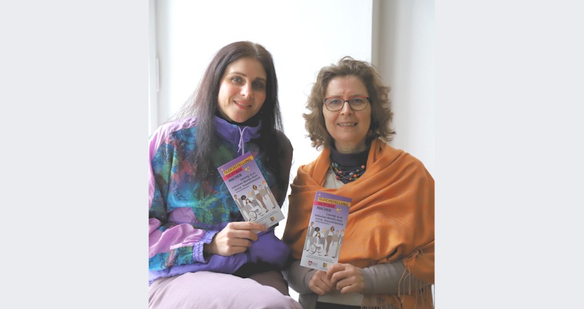 Foto: Landkreis Lüneburg. Von links: Die Gleichstellungsbeauftragten Veronika Wilke, Landkreis, und Karin Fischer, Hansestadt Lüneburg, mit dem Veranstaltungsprogramm für das Frühjahr 2026 rund um den Weltfrauentag. 