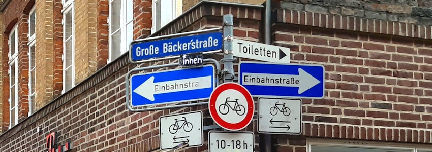 Foto: Lüne-Blog. Unter dem Motto "Schluss mit mitgemeint" sorgte die Aktionsgruppe femtrails zum 8. März 2023 dafür, dass eine Reihe von Straßen in Lüneburg umbenannt wurden.