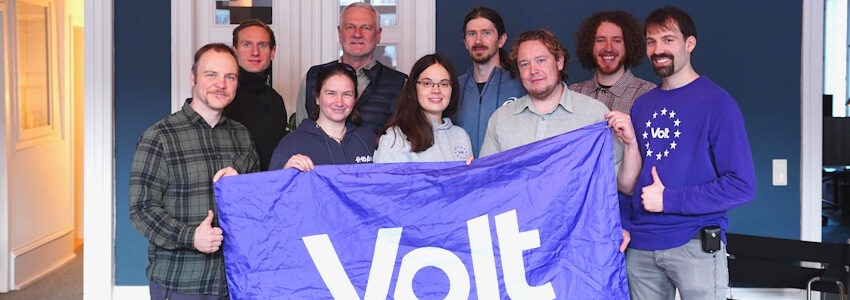 Foto: Enno Schnackenberg. Volt Nordheide: Es kandidieren für die Kommunalwahl im September 2026 - von links - Tim Jany, Tim Schröder, Julia Abraham, Matthias Pickl, Karin Felter, Nico Abrahm, Michèl Pauly, Kai Moltzen und Niklas Rüter.