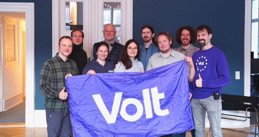 Foto: Enno Schnackenberg. Volt Nordheide: Es kandidieren für die Kommunalwahl im September 2026 - von links - Tim Jany, Tim Schröder, Julia Abraham, Matthias Pickl, Karin Felter, Nico Abrahm, Michèl Pauly, Kai Moltzen und Niklas Rüter.