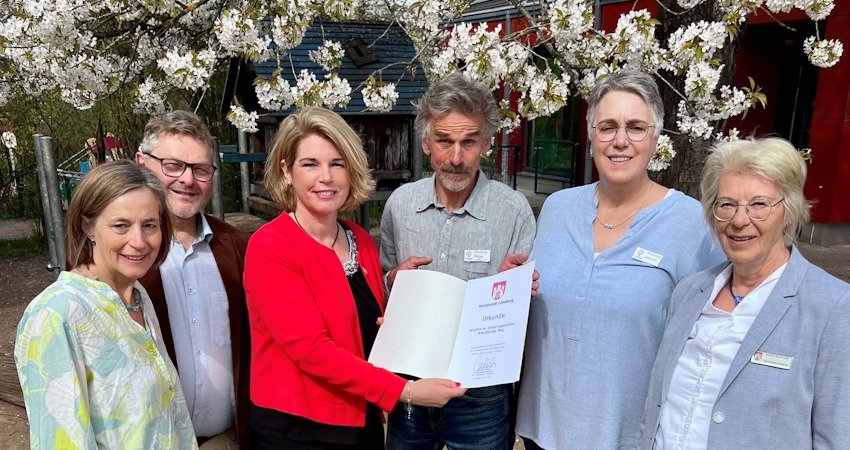 Foto: Hansestadt Lüneburg. Freuen sich über die Einweihung nach der Um- und Neubauzeit - von links: Friederike Orth und Uwe Brunken vom evangelischen Kindertagesstättenverband, Lüneburgs Oberbürgermeisterin Claudia Kalisch, das Leitungsteam der Kita Brandheider Weg, Christian Meyer und Michaela Gellrich und Sabine Bachmann, städtische Projektleiterin der Baumaßnahmen.