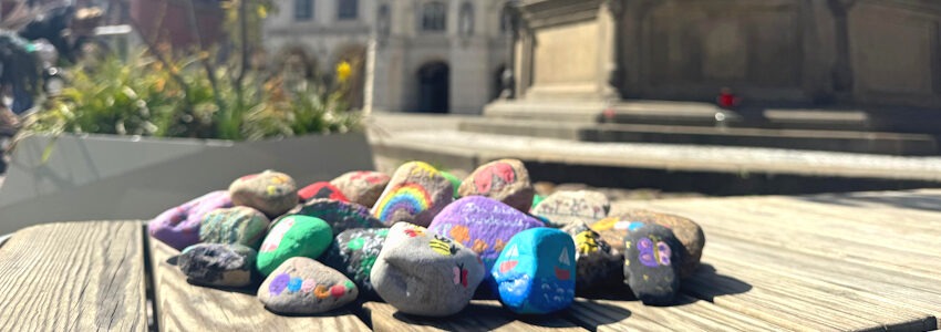 Foto: Hansestadt Lüneburg. Farbenfroh gestaltete Steine sind in der Aktionswoche ab 4. Mai 2026 in der Lüneburger Innenstadt versteckt. Sie sind mit einer Einladung versehen!