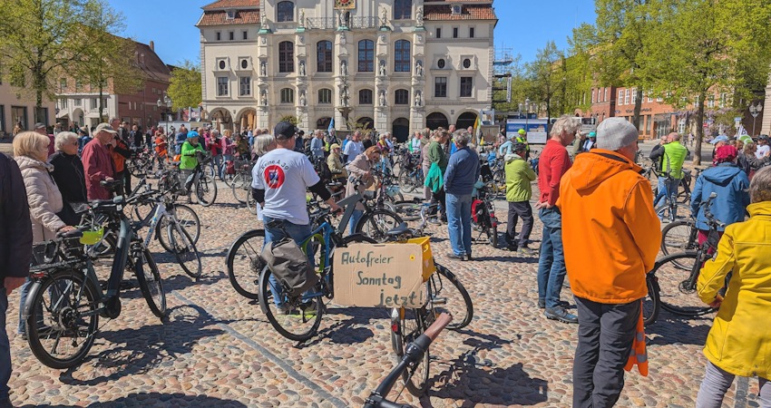 Foto: KlimaKollektiv. Demonstration gegen die A39 am 26. April 2026. Startkundgebung auf dem Marktplatz Lüneburg.